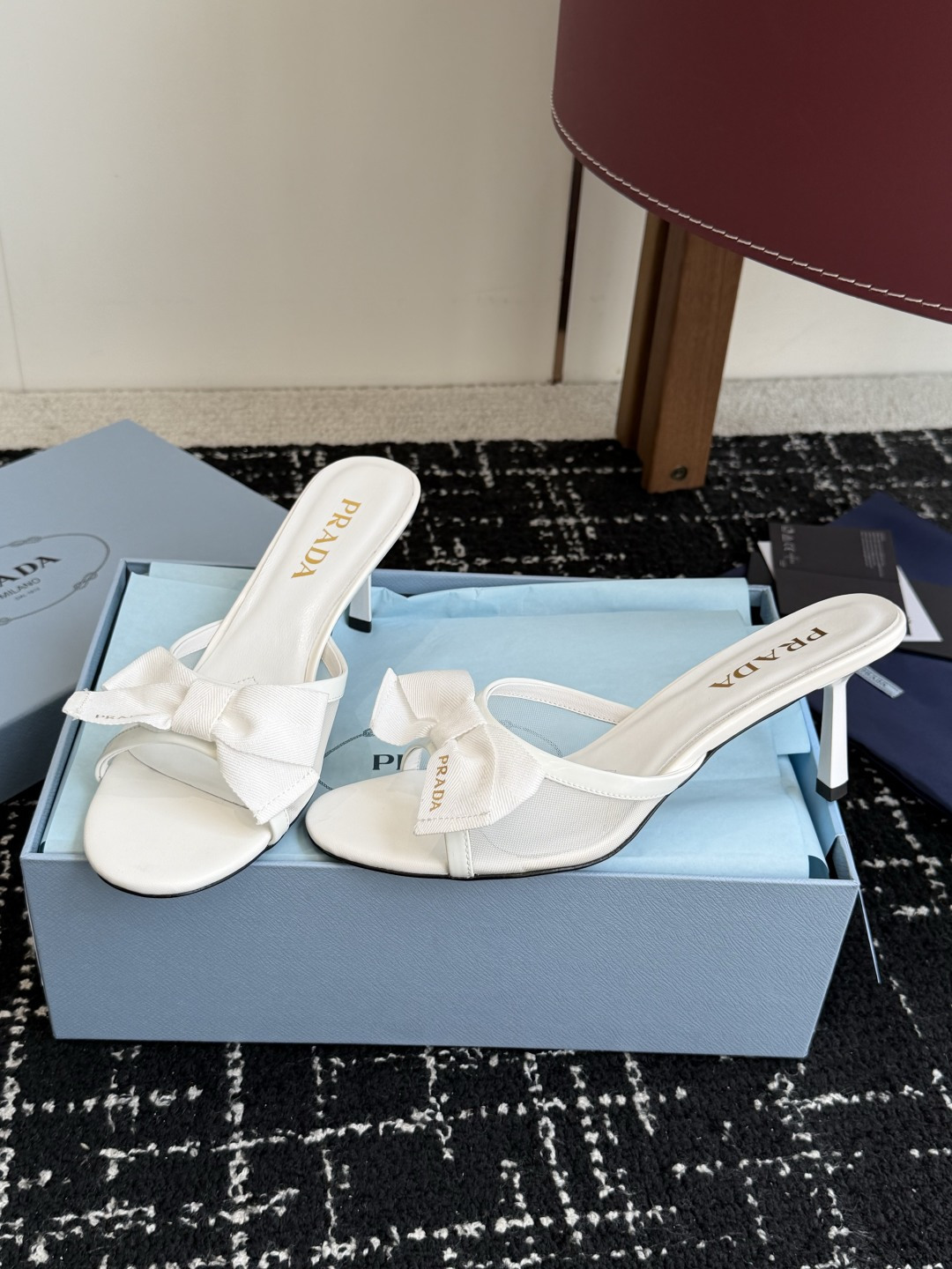 代购级Prada 26ss 新款绝美蝴蝶结网面跟鞋 时尚界久违的极简之美经典时尚配色 毫不费力的优雅风来 代购级Prada 26ss 新款绝美蝴蝶结网面跟鞋 时尚界久违的极简之美经典时尚配色 毫不费力的优雅风来