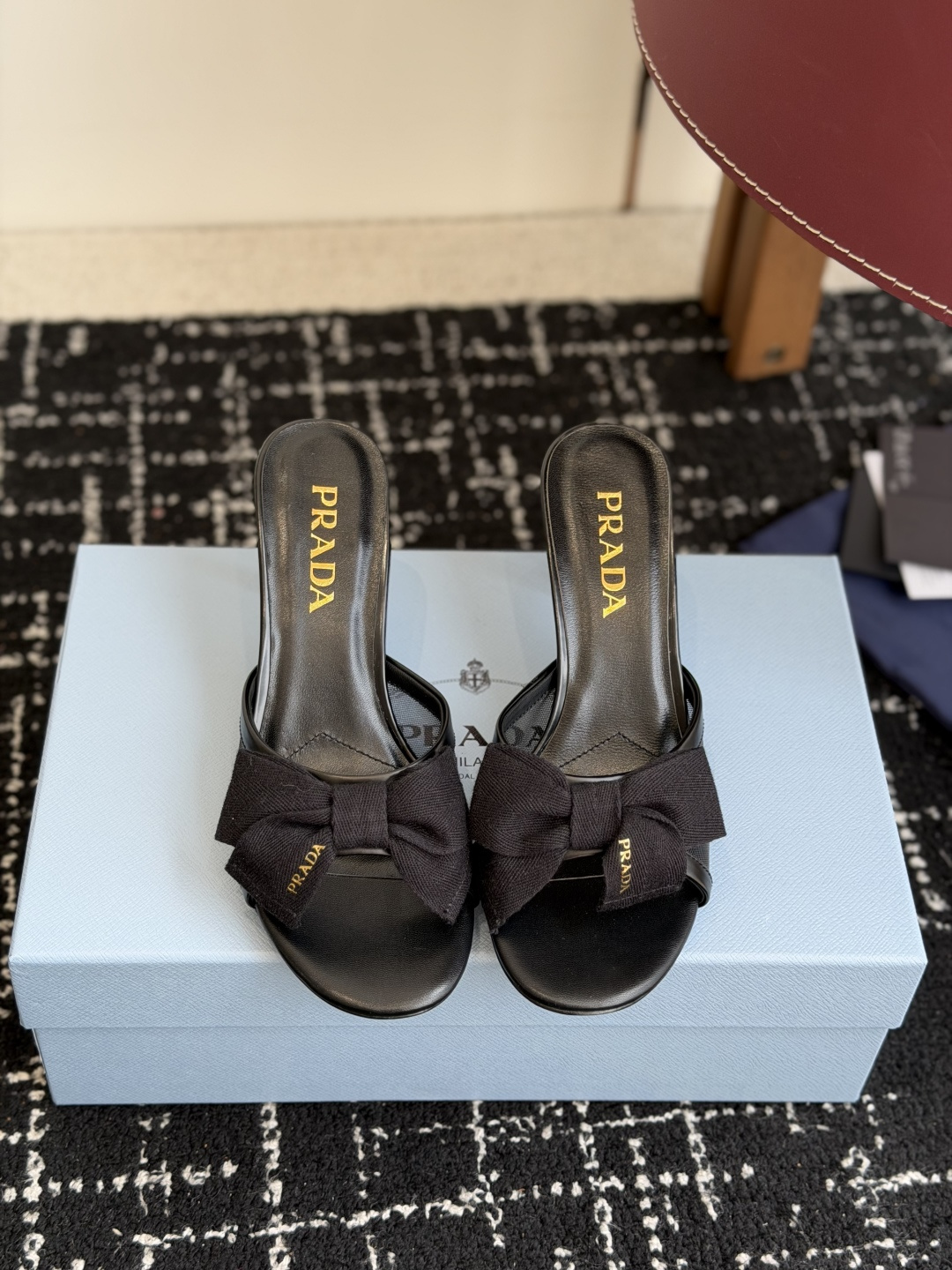 代购级Prada 26ss 新款绝美蝴蝶结网面跟鞋 时尚界久违的极简之美经典时尚配色 毫不费力的优雅风来