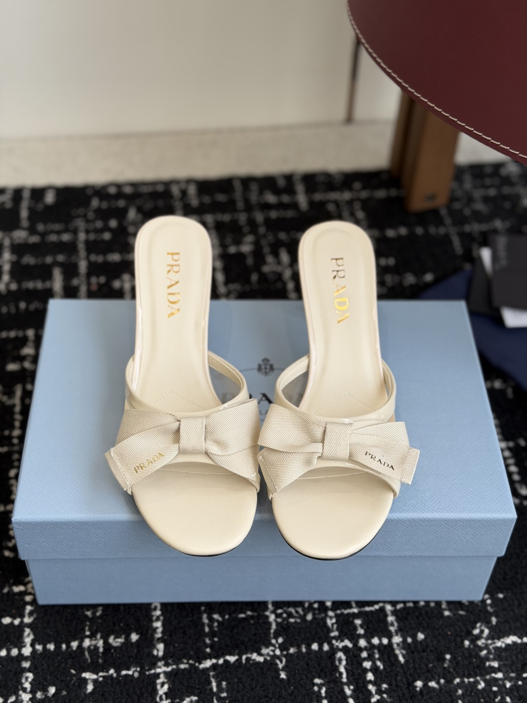 代购级Prada 26ss 新款绝美蝴蝶结网面跟鞋 时尚界久违的极简之美经典时尚配色 毫不费力的优雅风来