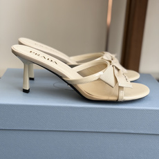 代购级Prada 26ss 新款绝美蝴蝶结网面跟鞋 时尚界久违的极简之美经典时尚配色 毫不费力的优雅风来 代购级Prada 26ss 新款绝美蝴蝶结网面跟鞋 时尚界久违的极简之美经典时尚配色 毫不费力的优雅风来