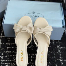 代购级Prada 26ss 新款绝美蝴蝶结网面跟鞋 时尚界久违的极简之美经典时尚配色 毫不费力的优雅风来 代购级Prada 26ss 新款绝美蝴蝶结网面跟鞋 时尚界久违的极简之美经典时尚配色 毫不费力的优雅风来