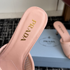 代购级Prada 26ss 新款绝美配色搭配三角扣网面跟鞋 时尚界久违的极简之美经典时尚配色 毫不费力的 代购级Prada 26ss 新款绝美配色搭配三角扣网面跟鞋 时尚界久违的极简之美经典时尚配色 毫不费力的