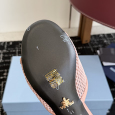 代购级Prada 26ss 新款绝美配色搭配三角扣网面跟鞋 时尚界久违的极简之美经典时尚配色 毫不费力的 代购级Prada 26ss 新款绝美配色搭配三角扣网面跟鞋 时尚界久违的极简之美经典时尚配色 毫不费力的