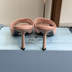 代购级Prada 26ss 新款绝美配色搭配三角扣网面跟鞋 时尚界久违的极简之美经典时尚配色 毫不费力的 代购级Prada 26ss 新款绝美配色搭配三角扣网面跟鞋 时尚界久违的极简之美经典时尚配色 毫不费力的