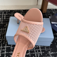 代购级Prada 26ss 新款绝美配色搭配三角扣网面跟鞋 时尚界久违的极简之美经典时尚配色 毫不费力的 代购级Prada 26ss 新款绝美配色搭配三角扣网面跟鞋 时尚界久违的极简之美经典时尚配色 毫不费力的
