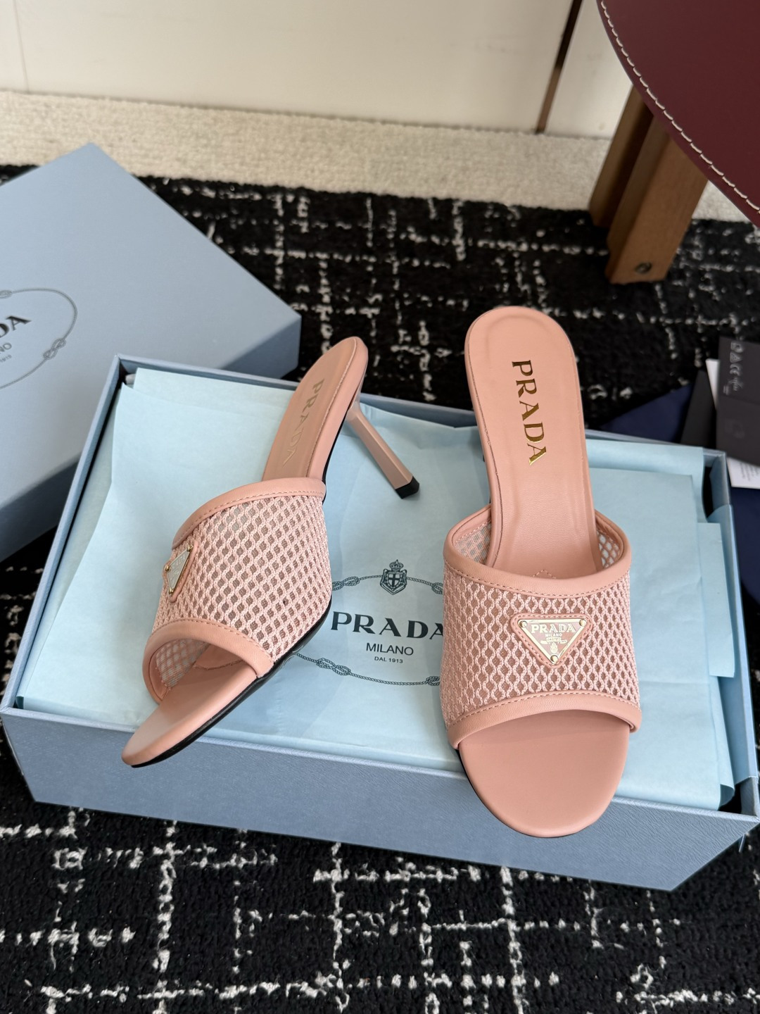 代购级Prada 26ss 新款绝美配色搭配三角扣网面跟鞋 时尚界久违的极简之美经典时尚配色 毫不费力的 代购级Prada 26ss 新款绝美配色搭配三角扣网面跟鞋 时尚界久违的极简之美经典时尚配色 毫不费力的