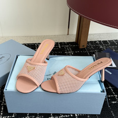 代购级Prada 26ss 新款绝美配色搭配三角扣网面跟鞋 时尚界久违的极简之美经典时尚配色 毫不费力的 代购级Prada 26ss 新款绝美配色搭配三角扣网面跟鞋 时尚界久违的极简之美经典时尚配色 毫不费力的