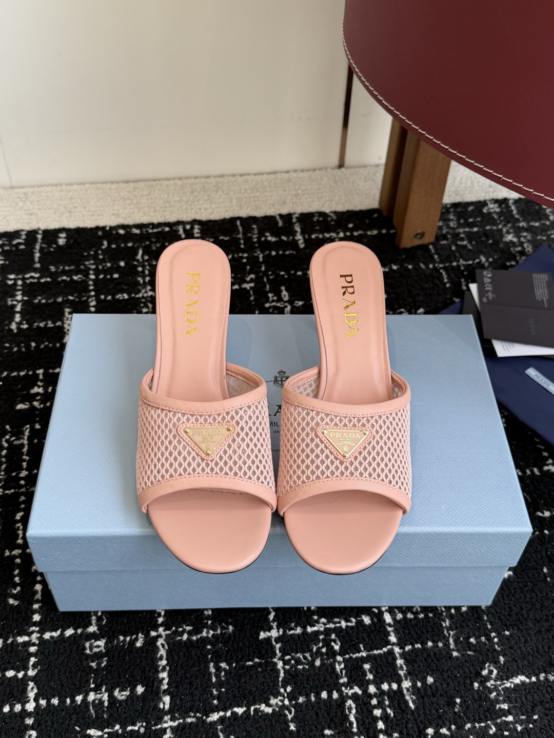 代购级Prada 26ss 新款绝美配色搭配三角扣网面跟鞋 时尚界久违的极简之美经典时尚配色 毫不费力的