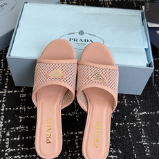 代购级Prada 26ss 新款绝美配色搭配三角扣网面跟鞋 时尚界久违的极简之美经典时尚配色 毫不费力的 代购级Prada 26ss 新款绝美配色搭配三角扣网面跟鞋 时尚界久违的极简之美经典时尚配色 毫不费力的