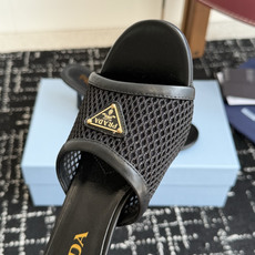 代购级Prada 26ss 新款绝美配色搭配三角扣网面跟鞋 时尚界久违的极简之美经典时尚配色 毫不费力的 代购级Prada 26ss 新款绝美配色搭配三角扣网面跟鞋 时尚界久违的极简之美经典时尚配色 毫不费力的