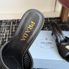 代购级Prada 26ss 新款绝美配色搭配三角扣网面跟鞋 时尚界久违的极简之美经典时尚配色 毫不费力的 代购级Prada 26ss 新款绝美配色搭配三角扣网面跟鞋 时尚界久违的极简之美经典时尚配色 毫不费力的