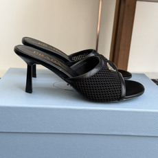 代购级Prada 26ss 新款绝美配色搭配三角扣网面跟鞋 时尚界久违的极简之美经典时尚配色 毫不费力的 代购级Prada 26ss 新款绝美配色搭配三角扣网面跟鞋 时尚界久违的极简之美经典时尚配色 毫不费力的
