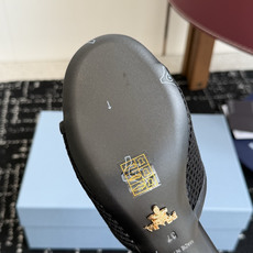 代购级Prada 26ss 新款绝美配色搭配三角扣网面跟鞋 时尚界久违的极简之美经典时尚配色 毫不费力的 代购级Prada 26ss 新款绝美配色搭配三角扣网面跟鞋 时尚界久违的极简之美经典时尚配色 毫不费力的