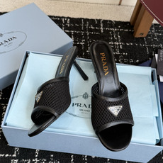 代购级Prada 26ss 新款绝美配色搭配三角扣网面跟鞋 时尚界久违的极简之美经典时尚配色 毫不费力的 代购级Prada 26ss 新款绝美配色搭配三角扣网面跟鞋 时尚界久违的极简之美经典时尚配色 毫不费力的