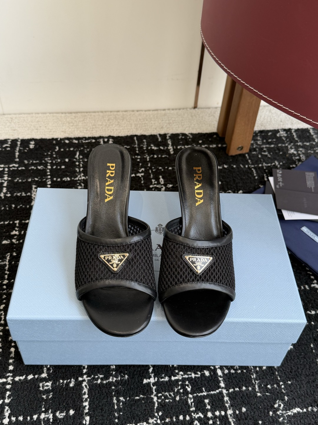 代购级Prada 26ss 新款绝美配色搭配三角扣网面跟鞋 时尚界久违的极简之美经典时尚配色 毫不费力的
