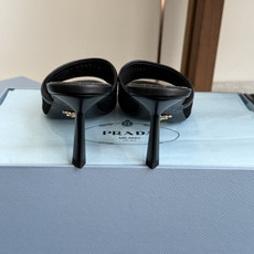 代购级Prada 26ss 新款绝美配色搭配三角扣网面跟鞋 时尚界久违的极简之美经典时尚配色 毫不费力的 代购级Prada 26ss 新款绝美配色搭配三角扣网面跟鞋 时尚界久违的极简之美经典时尚配色 毫不费力的