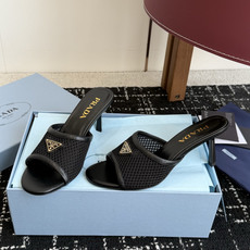 代购级Prada 26ss 新款绝美配色搭配三角扣网面跟鞋 时尚界久违的极简之美经典时尚配色 毫不费力的 代购级Prada 26ss 新款绝美配色搭配三角扣网面跟鞋 时尚界久违的极简之美经典时尚配色 毫不费力的