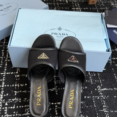 代购级Prada 26ss 新款绝美配色搭配三角扣网面跟鞋 时尚界久违的极简之美经典时尚配色 毫不费力的 代购级Prada 26ss 新款绝美配色搭配三角扣网面跟鞋 时尚界久违的极简之美经典时尚配色 毫不费力的