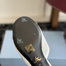 代购级Prada 26ss 新款绝美配色搭配三角扣网面跟鞋 时尚界久违的极简之美经典时尚配色 毫不费力的 代购级Prada 26ss 新款绝美配色搭配三角扣网面跟鞋 时尚界久违的极简之美经典时尚配色 毫不费力的