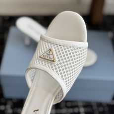 代购级Prada 26ss 新款绝美配色搭配三角扣网面跟鞋 时尚界久违的极简之美经典时尚配色 毫不费力的 代购级Prada 26ss 新款绝美配色搭配三角扣网面跟鞋 时尚界久违的极简之美经典时尚配色 毫不费力的