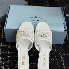 代购级Prada 26ss 新款绝美配色搭配三角扣网面跟鞋 时尚界久违的极简之美经典时尚配色 毫不费力的 代购级Prada 26ss 新款绝美配色搭配三角扣网面跟鞋 时尚界久违的极简之美经典时尚配色 毫不费力的