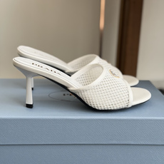 代购级Prada 26ss 新款绝美配色搭配三角扣网面跟鞋 时尚界久违的极简之美经典时尚配色 毫不费力的 代购级Prada 26ss 新款绝美配色搭配三角扣网面跟鞋 时尚界久违的极简之美经典时尚配色 毫不费力的