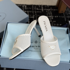 代购级Prada 26ss 新款绝美配色搭配三角扣网面跟鞋 时尚界久违的极简之美经典时尚配色 毫不费力的 代购级Prada 26ss 新款绝美配色搭配三角扣网面跟鞋 时尚界久违的极简之美经典时尚配色 毫不费力的