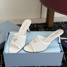 代购级Prada 26ss 新款绝美配色搭配三角扣网面跟鞋 时尚界久违的极简之美经典时尚配色 毫不费力的 代购级Prada 26ss 新款绝美配色搭配三角扣网面跟鞋 时尚界久违的极简之美经典时尚配色 毫不费力的