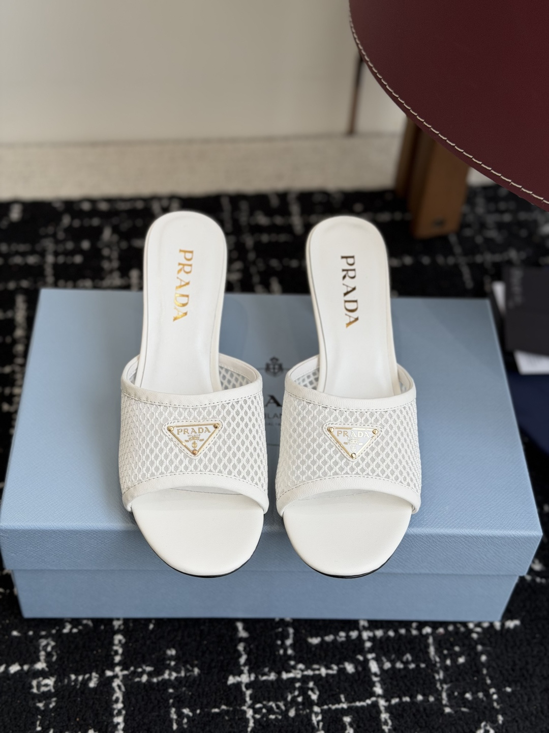 代购级Prada 26ss 新款绝美配色搭配三角扣网面跟鞋 时尚界久违的极简之美经典时尚配色 毫不费力的