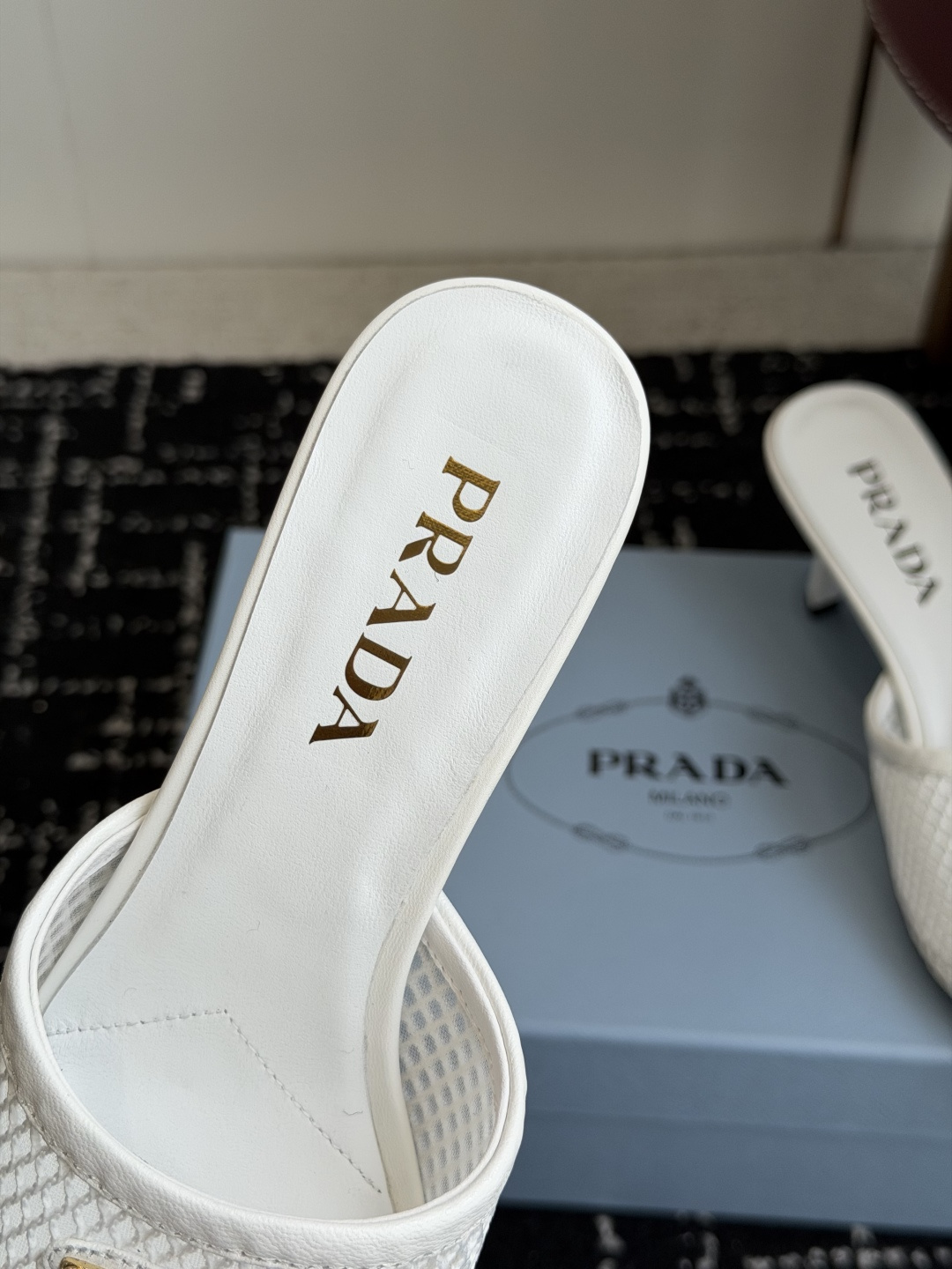代购级Prada 26ss 新款绝美配色搭配三角扣网面跟鞋 时尚界久违的极简之美经典时尚配色 毫不费力的 代购级Prada 26ss 新款绝美配色搭配三角扣网面跟鞋 时尚界久违的极简之美经典时尚配色 毫不费力的