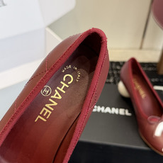 代购级Chanel 26ss 春夏系列 大珍珠跟鞋非常火的大双C设计,独特的珍珠大扣,非常耗时耗力,复古 代购级Chanel 26ss 春夏系列 大珍珠跟鞋非常火的大双C设计,独特的珍珠大扣,非常耗时耗力,复古
