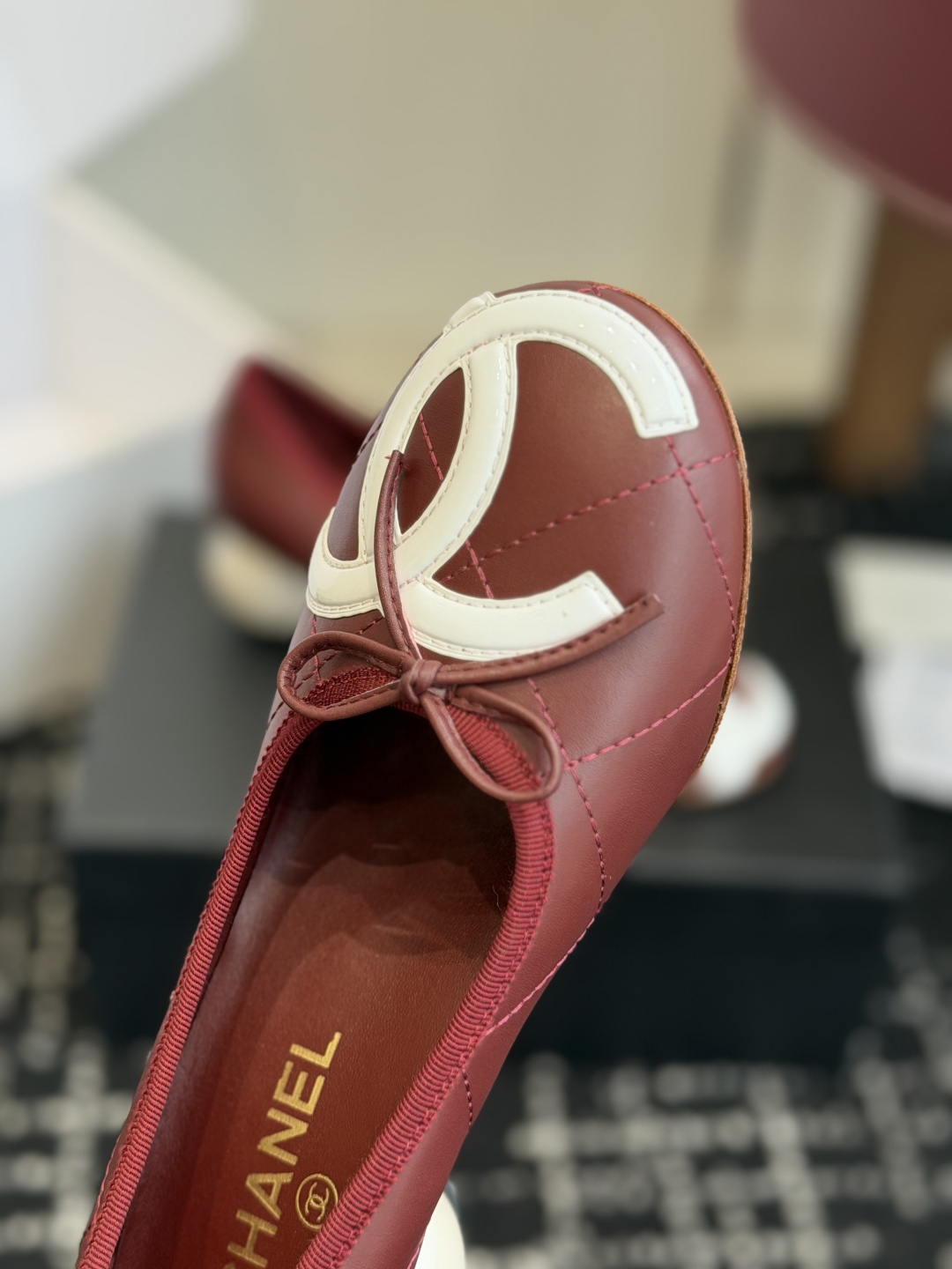 代购级Chanel 26ss 春夏系列 大珍珠跟鞋非常火的大双C设计,独特的珍珠大扣,非常耗时耗力,复古 代购级Chanel 26ss 春夏系列 大珍珠跟鞋非常火的大双C设计,独特的珍珠大扣,非常耗时耗力,复古