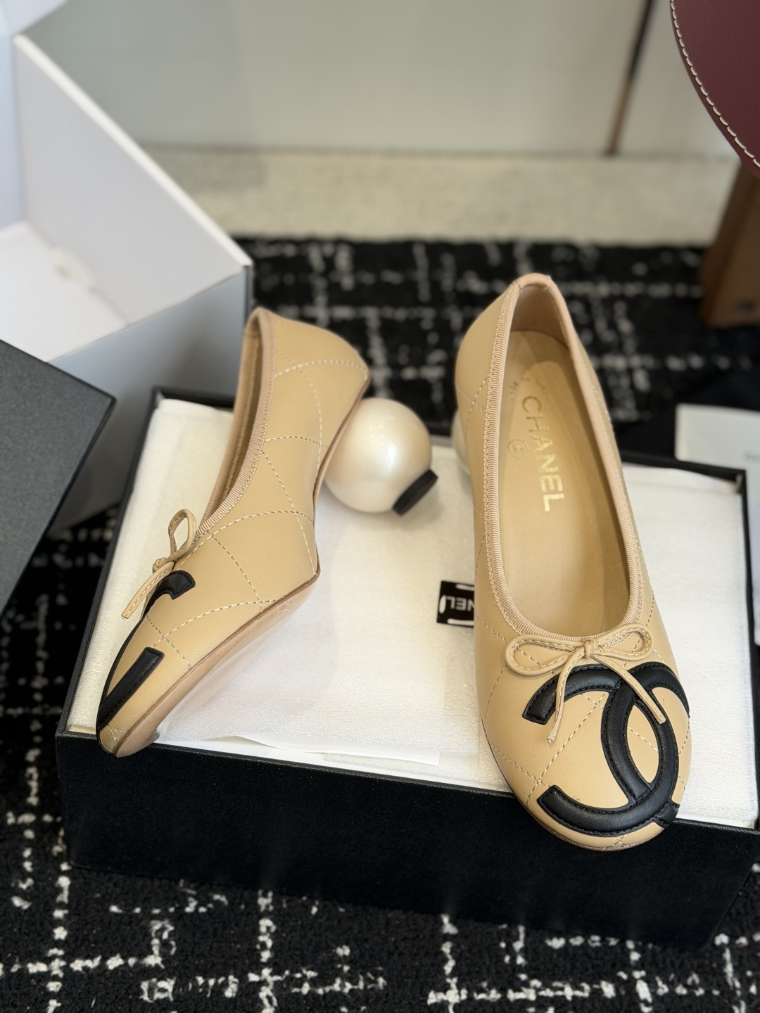 代购级Chanel 26ss 春夏系列 大珍珠跟鞋非常火的大双C设计,独特的珍珠大扣,非常耗时耗力,复古 代购级Chanel 26ss 春夏系列 大珍珠跟鞋非常火的大双C设计,独特的珍珠大扣,非常耗时耗力,复古
