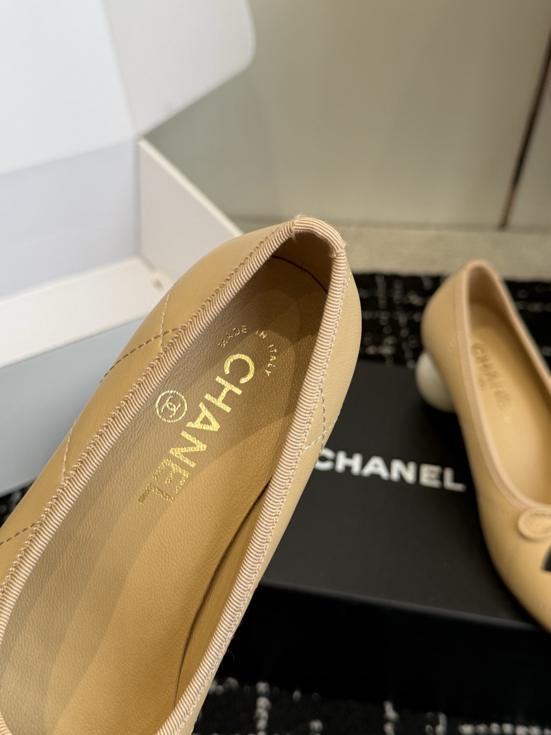 代购级Chanel 26ss 春夏系列 大珍珠跟鞋非常火的大双C设计,独特的珍珠大扣,非常耗时耗力,复古 代购级Chanel 26ss 春夏系列 大珍珠跟鞋非常火的大双C设计,独特的珍珠大扣,非常耗时耗力,复古