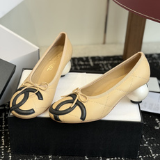 代购级Chanel 26ss 春夏系列 大珍珠跟鞋非常火的大双C设计,独特的珍珠大扣,非常耗时耗力,复古 代购级Chanel 26ss 春夏系列 大珍珠跟鞋非常火的大双C设计,独特的珍珠大扣,非常耗时耗力,复古