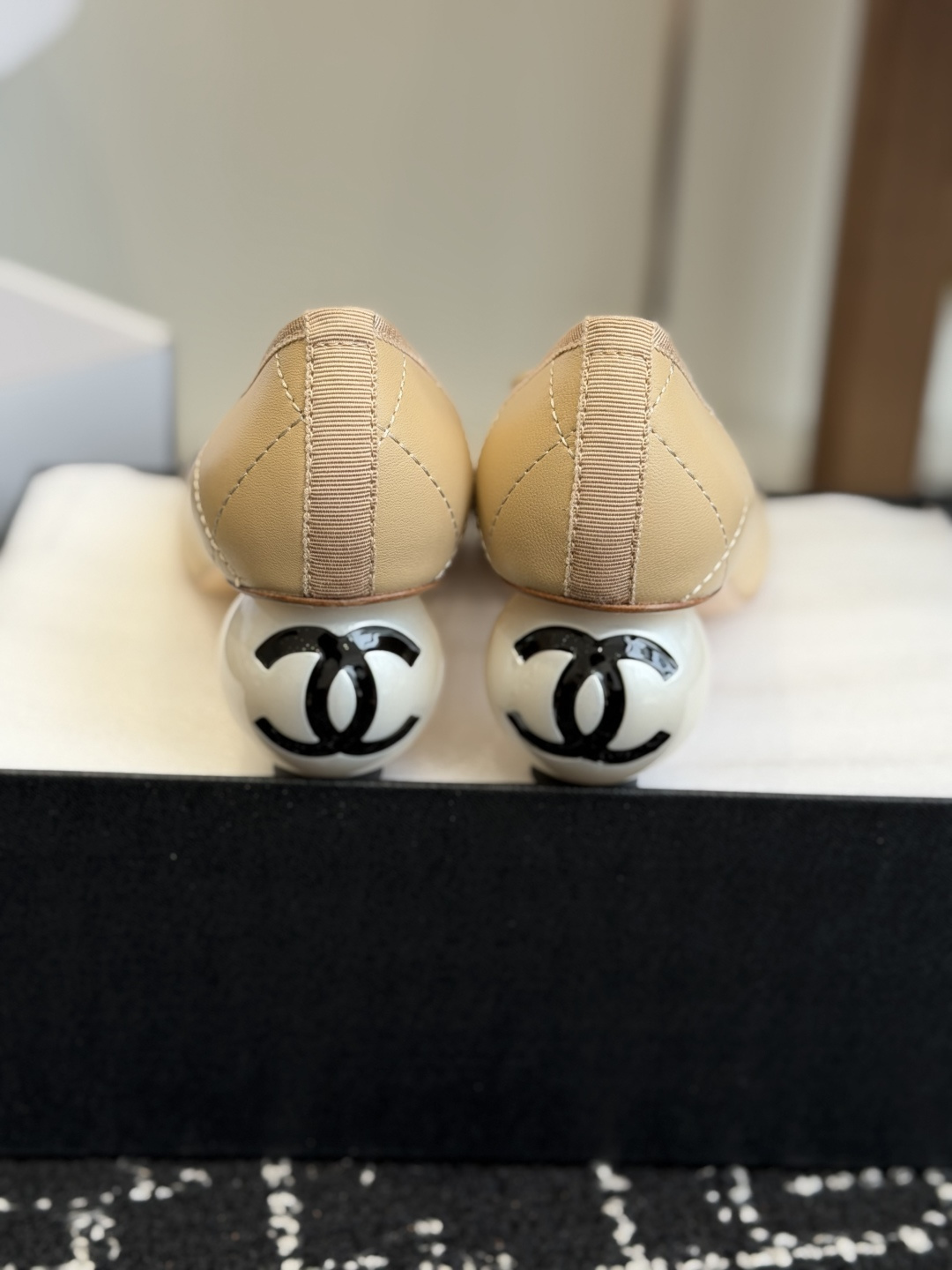 代购级Chanel 26ss 春夏系列 大珍珠跟鞋非常火的大双C设计,独特的珍珠大扣,非常耗时耗力,复古 代购级Chanel 26ss 春夏系列 大珍珠跟鞋非常火的大双C设计,独特的珍珠大扣,非常耗时耗力,复古