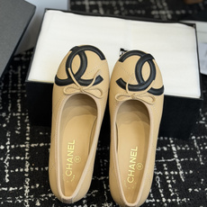 代购级Chanel 26ss 春夏系列 大珍珠跟鞋非常火的大双C设计,独特的珍珠大扣,非常耗时耗力,复古 代购级Chanel 26ss 春夏系列 大珍珠跟鞋非常火的大双C设计,独特的珍珠大扣,非常耗时耗力,复古