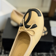 代购级Chanel 26ss 春夏系列 大珍珠跟鞋非常火的大双C设计,独特的珍珠大扣,非常耗时耗力,复古 代购级Chanel 26ss 春夏系列 大珍珠跟鞋非常火的大双C设计,独特的珍珠大扣,非常耗时耗力,复古
