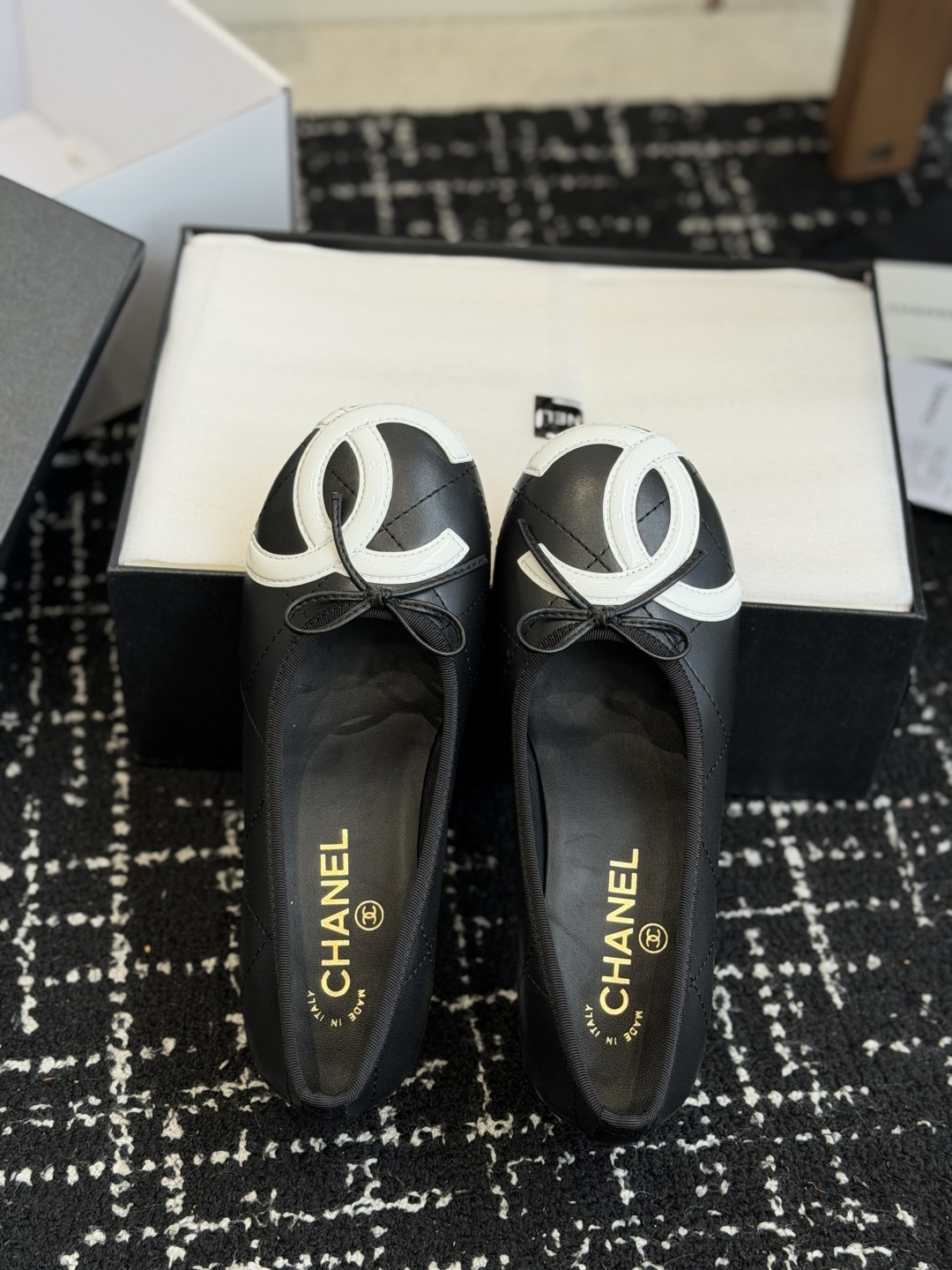 代购级Chanel 26ss 春夏系列 大珍珠跟鞋非常火的大双C设计,独特的珍珠大扣,非常耗时耗力,复古 代购级Chanel 26ss 春夏系列 大珍珠跟鞋非常火的大双C设计,独特的珍珠大扣,非常耗时耗力,复古