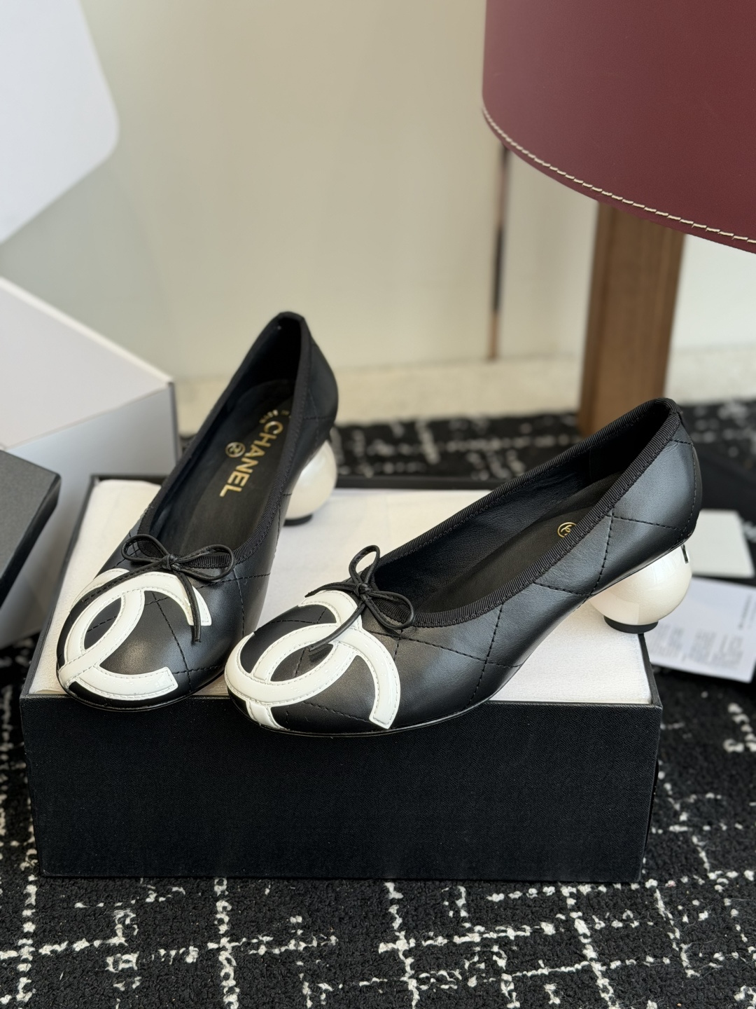 代购级Chanel 26ss 春夏系列 大珍珠跟鞋非常火的大双C设计,独特的珍珠大扣,非常耗时耗力,复古 代购级Chanel 26ss 春夏系列 大珍珠跟鞋非常火的大双C设计,独特的珍珠大扣,非常耗时耗力,复古