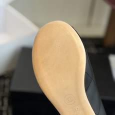 代购级Chanel 26ss 春夏系列 大珍珠跟鞋非常火的大双C设计,独特的珍珠大扣,非常耗时耗力,复古 代购级Chanel 26ss 春夏系列 大珍珠跟鞋非常火的大双C设计,独特的珍珠大扣,非常耗时耗力,复古