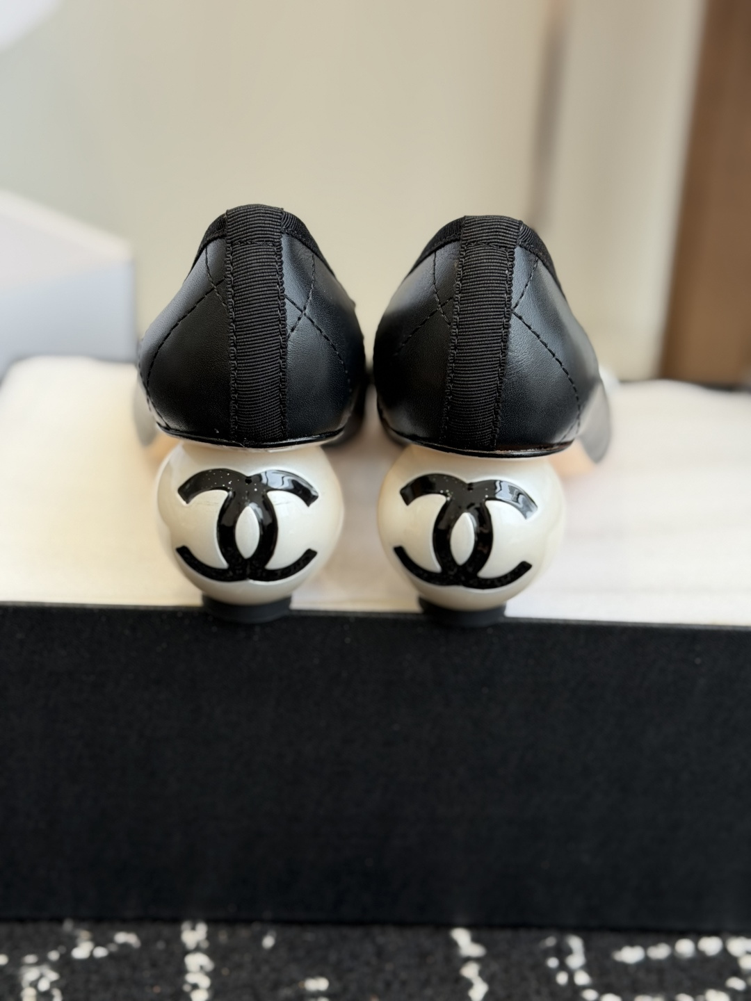 代购级Chanel 26ss 春夏系列 大珍珠跟鞋非常火的大双C设计,独特的珍珠大扣,非常耗时耗力,复古 代购级Chanel 26ss 春夏系列 大珍珠跟鞋非常火的大双C设计,独特的珍珠大扣,非常耗时耗力,复古
