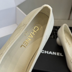 代购级Chanel 26ss 春夏系列 大珍珠跟鞋非常火的大双C设计,独特的珍珠大扣,非常耗时耗力,复古 代购级Chanel 26ss 春夏系列 大珍珠跟鞋非常火的大双C设计,独特的珍珠大扣,非常耗时耗力,复古