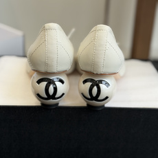 代购级Chanel 26ss 春夏系列 大珍珠跟鞋非常火的大双C设计,独特的珍珠大扣,非常耗时耗力,复古 代购级Chanel 26ss 春夏系列 大珍珠跟鞋非常火的大双C设计,独特的珍珠大扣,非常耗时耗力,复古