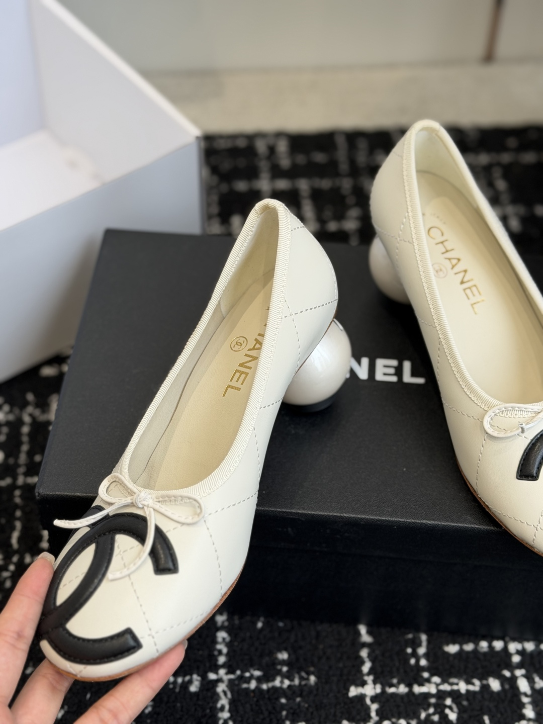 代购级Chanel 26ss 春夏系列 大珍珠跟鞋非常火的大双C设计,独特的珍珠大扣,非常耗时耗力,复古 代购级Chanel 26ss 春夏系列 大珍珠跟鞋非常火的大双C设计,独特的珍珠大扣,非常耗时耗力,复古
