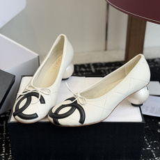 代购级Chanel 26ss 春夏系列 大珍珠跟鞋非常火的大双C设计,独特的珍珠大扣,非常耗时耗力,复古 代购级Chanel 26ss 春夏系列 大珍珠跟鞋非常火的大双C设计,独特的珍珠大扣,非常耗时耗力,复古