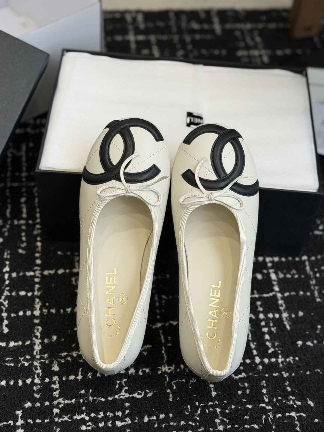 代购级Chanel 26ss 春夏系列 大珍珠跟鞋非常火的大双C设计,独特的珍珠大扣,非常耗时耗力,复古 代购级Chanel 26ss 春夏系列 大珍珠跟鞋非常火的大双C设计,独特的珍珠大扣,非常耗时耗力,复古