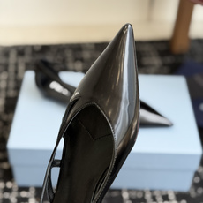 代购级Prada 26ss 早春新款绝美尖头跟鞋 时尚界久违的极简之美经典时尚配色 毫不费力的优雅风来袭 代购级Prada 26ss 早春新款绝美尖头跟鞋 时尚界久违的极简之美经典时尚配色 毫不费力的优雅风来袭