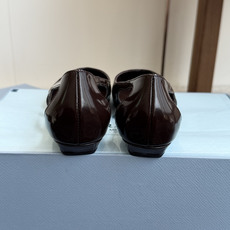 代购级Prada 26ss 早春新款绝美尖头跟鞋 时尚界久违的极简之美经典时尚配色 毫不费力的优雅风来袭 代购级Prada 26ss 早春新款绝美尖头跟鞋 时尚界久违的极简之美经典时尚配色 毫不费力的优雅风来袭