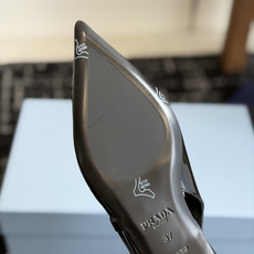 代购级Prada 26ss 早春新款绝美尖头跟鞋 时尚界久违的极简之美经典时尚配色 毫不费力的优雅风来袭 代购级Prada 26ss 早春新款绝美尖头跟鞋 时尚界久违的极简之美经典时尚配色 毫不费力的优雅风来袭